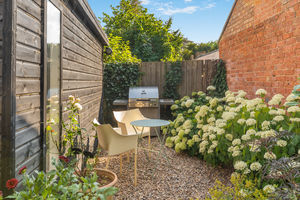 Gauntlets Close Bloxham